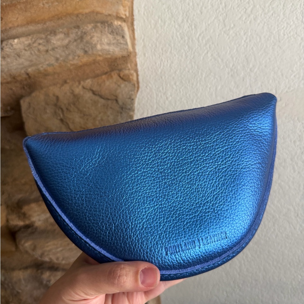 Portland Leather goods, Comet blue small koala sling bag - Picture 3 of 4